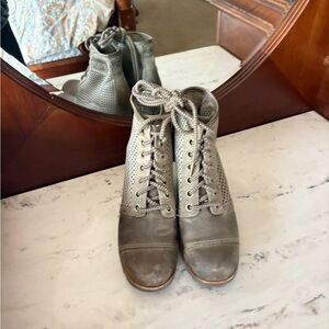 Sorel Women's Green Lace-Up Boots